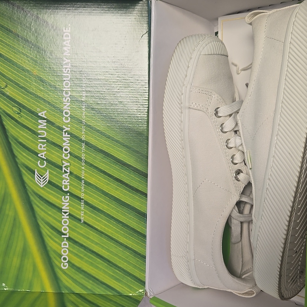 EUC - Cariuma Off-White Canvas Sneakers